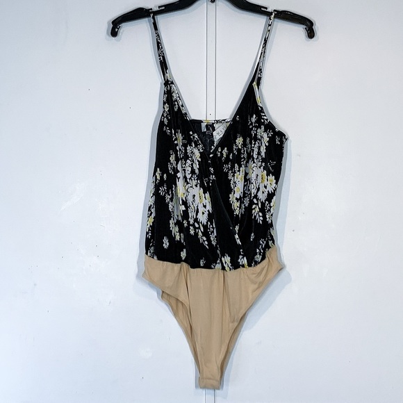 WAYF V-Neck Surplice Ribbed Cami Tank Blouse Bodysuit in Black Daisy Floral - Picture 3 of 12